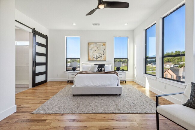 Foto del edificio - 3 Story Townhome with Roof Top Deck