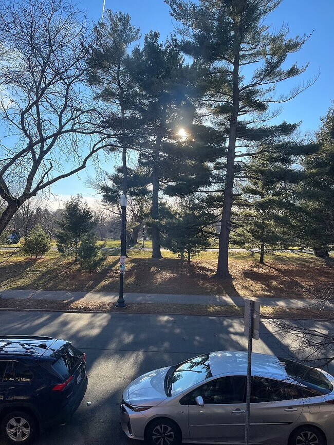 La casa está frente al parque Washington. - 473 State St