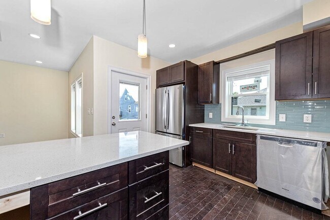 Foto del edificio - 72 Stanley Ave