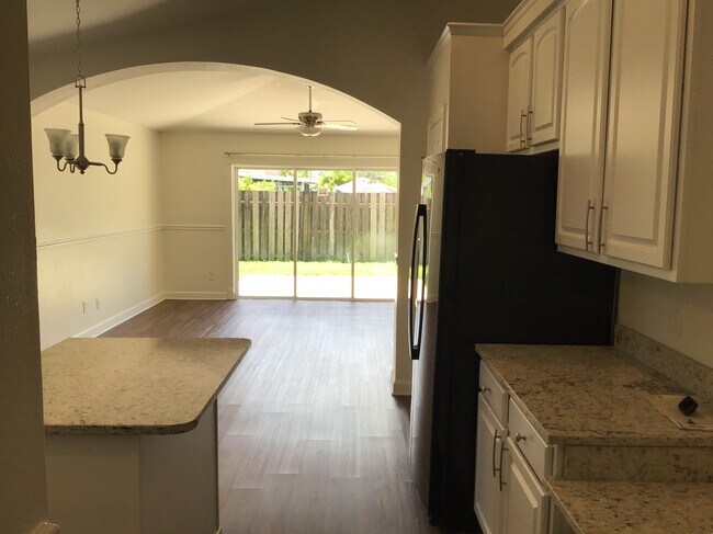 Foto del edificio - 3232 Falcon Point Dr