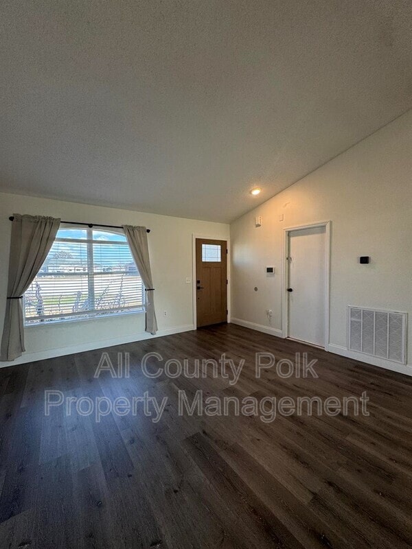 Foto del edificio - 572 Adriel Ave