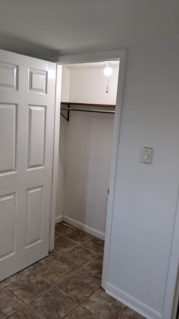 Foto del edificio - 2 bedroom 1 bath basement apartment with w...