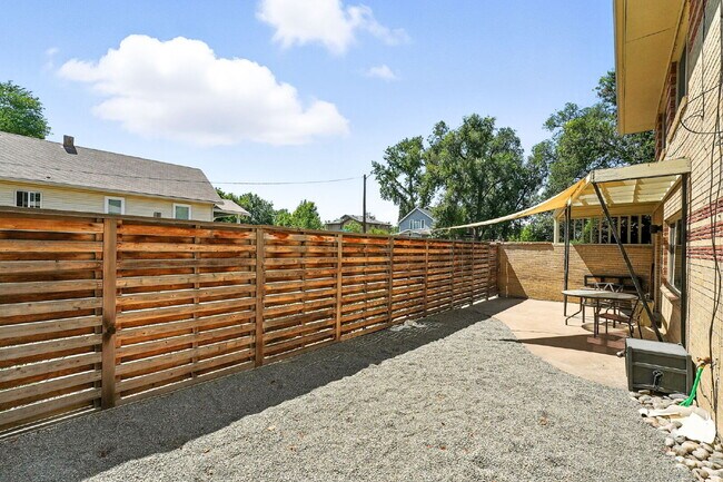 Foto del edificio - Great Property in the DU area!