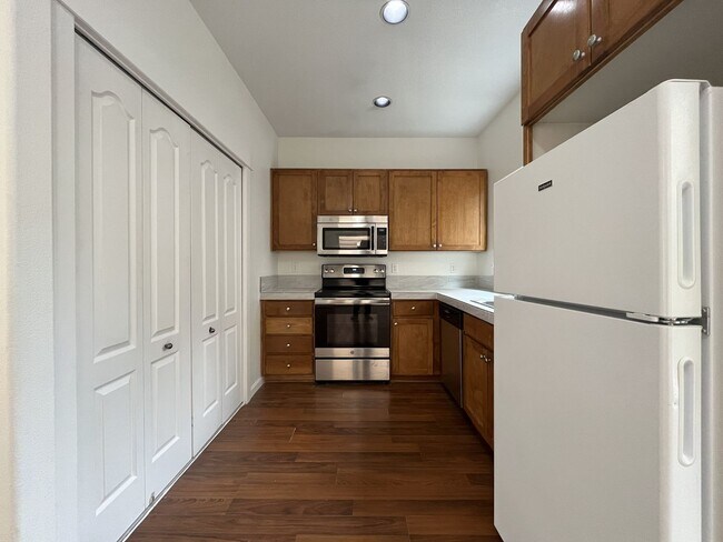 Building Photo - Bright End-Unit Townhouse with a Loft & Covered Patio