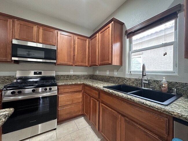 Foto del edificio - Spacious single story home w/3 beds, 2 bath, den, 2 car garage, near everything.
