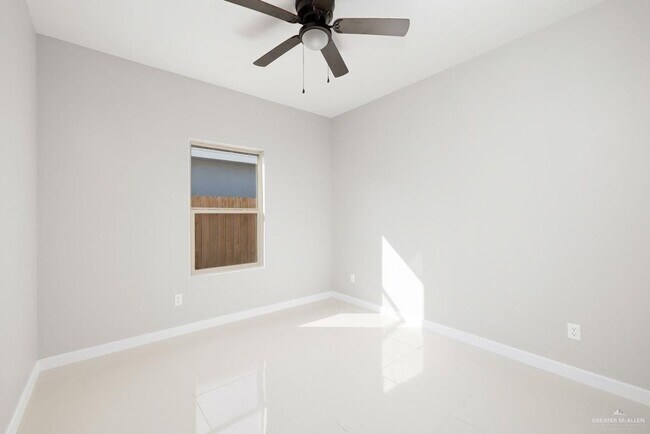 Foto del edificio - 300 W Rutherford Ave