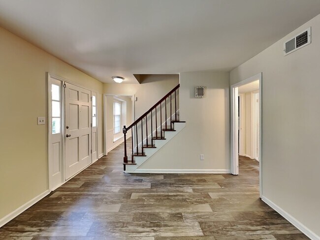 Foto del edificio - 1/2 Off Rent for this 4 bedroom home!