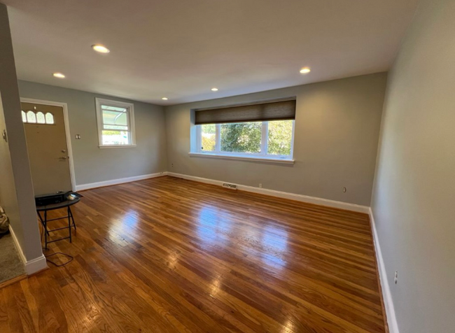 Foto del edificio - 1700 Fox Chase Rd