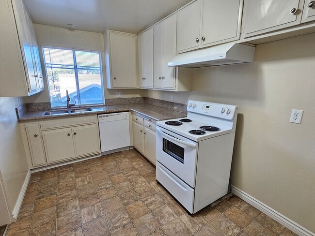 Foto del edificio - Great 2 Bedroom/2 Bath Condo in Alamitos B...