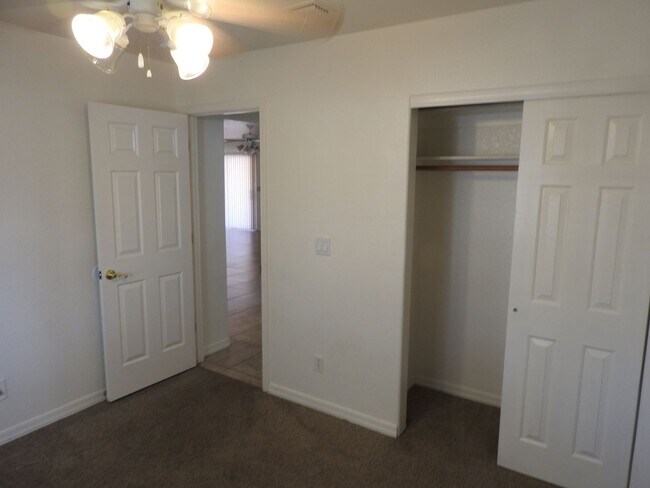 Foto del edificio - 3 Bedroom with large yard
