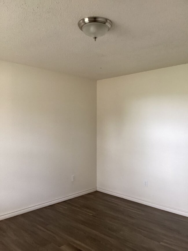 Building Photo - 2 Bedroom in the Parkview School district!...