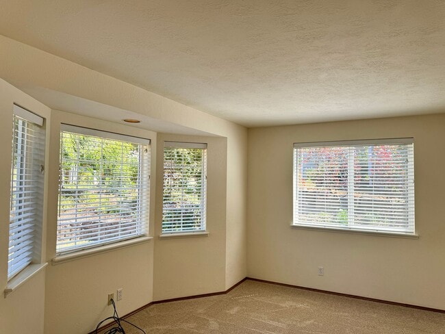 Building Photo - Absolutely perfect 3 bedroom single story ...