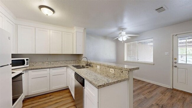 Foto del edificio - 412 University Oaks Blvd