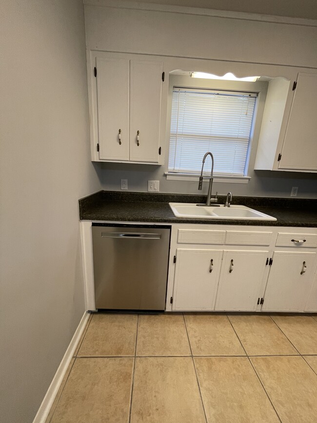 Building Photo - 1613 Green Briar Pkwy
