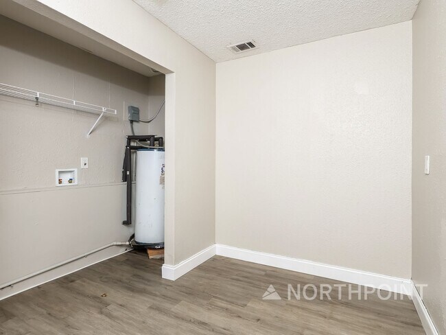 Foto del edificio - 3 BR/1BA | Newly Renovated Single Family Home | Screened in Patio and carpot | Huge backyard!
