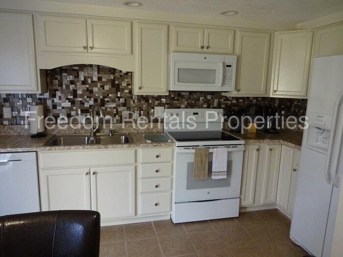 Primary Photo - Fully Furnished newly remodeled townhouse
