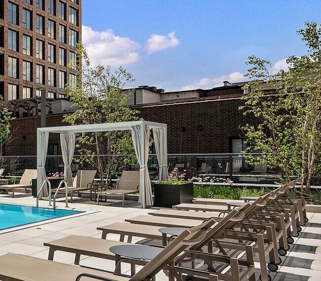 Foto del edificio - 900 W Washington Blvd