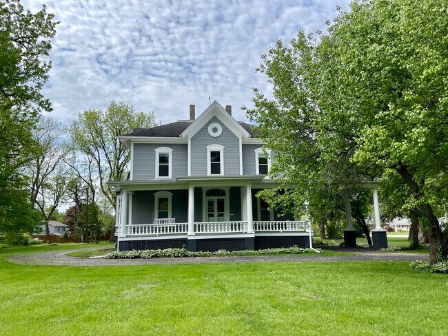 Building Photo - 612 E Peru St