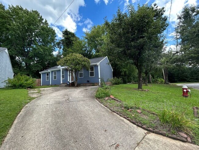 Building Photo - 808 Circle Dr