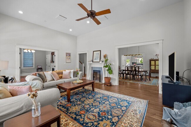 Building Photo - Gorgeous Renovation near Downtown Durham -...