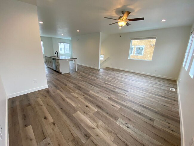 Foto del edificio - Beautiful Newer Rockwell Ranch Townhome (End Unit)
