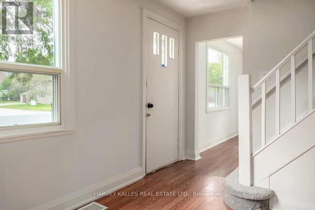 Photo du bâtiment - 129 Major Mackenzie Dr E