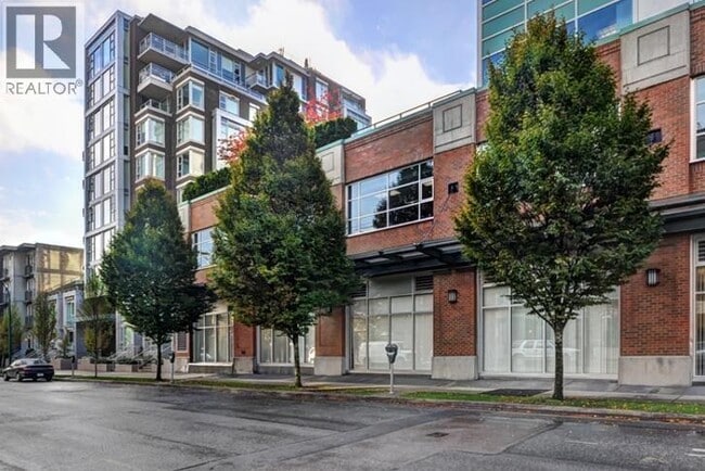 Building Photo - 538 W 7th Ave