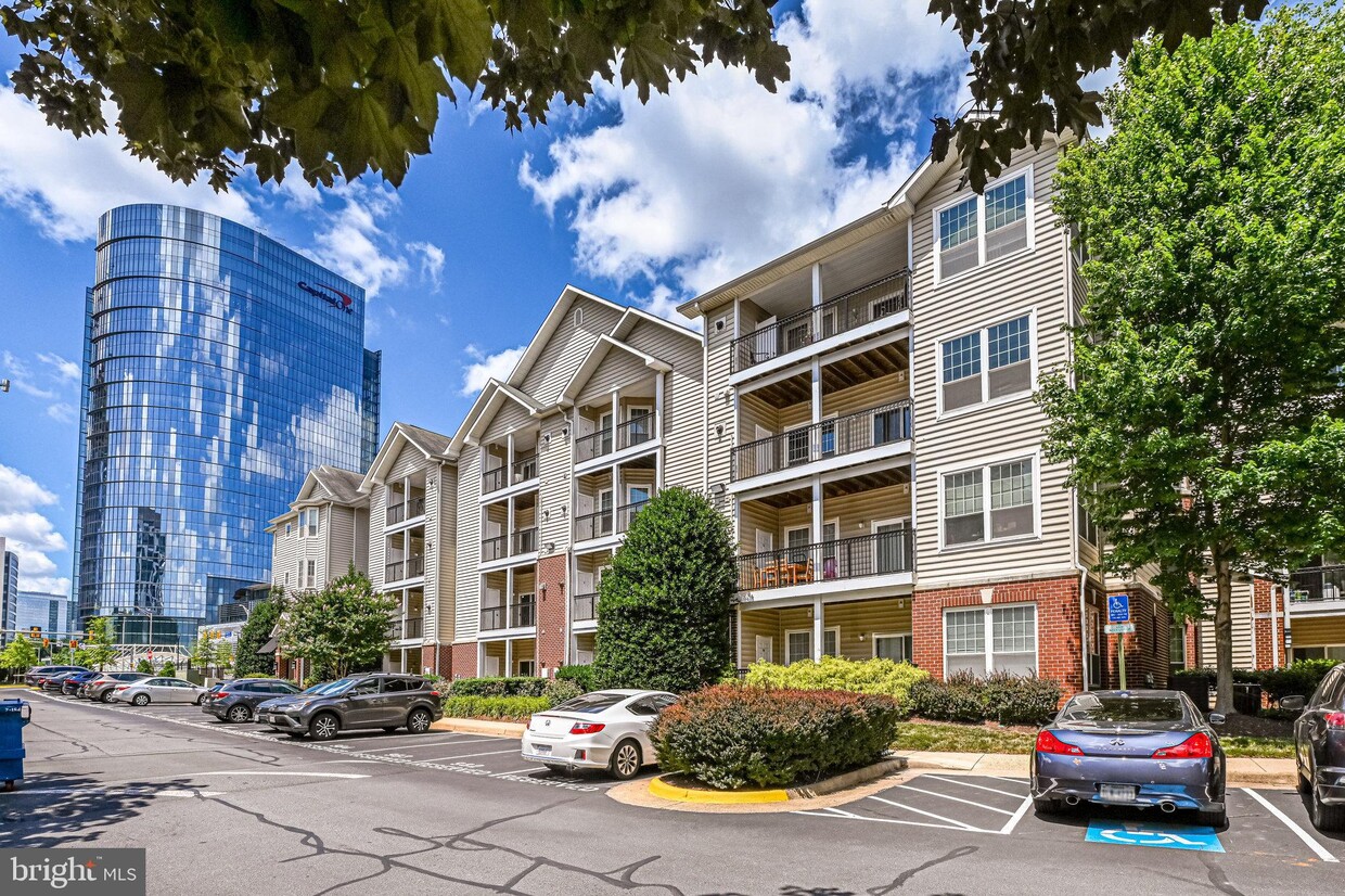 Building Photo - 1600 Spring Gate Dr