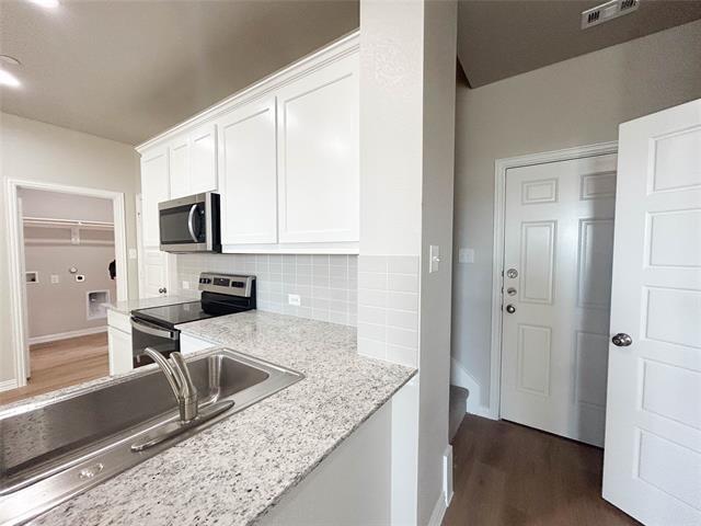 Building Photo - 2121 Luna Dr