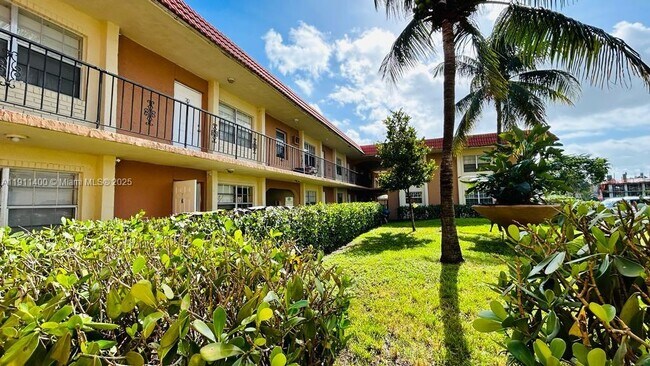 Building Photo - 978 SW 10th Dr