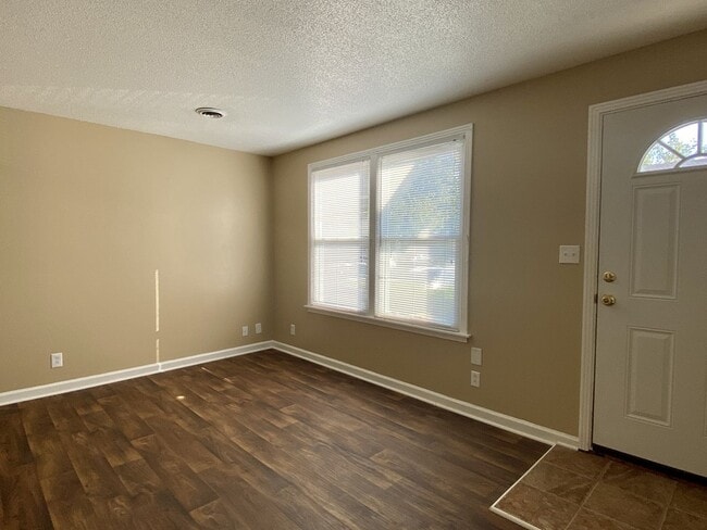 Foto del edificio - Walk to APSU!! 2 Bed/1.5 Bath! No carpet o...