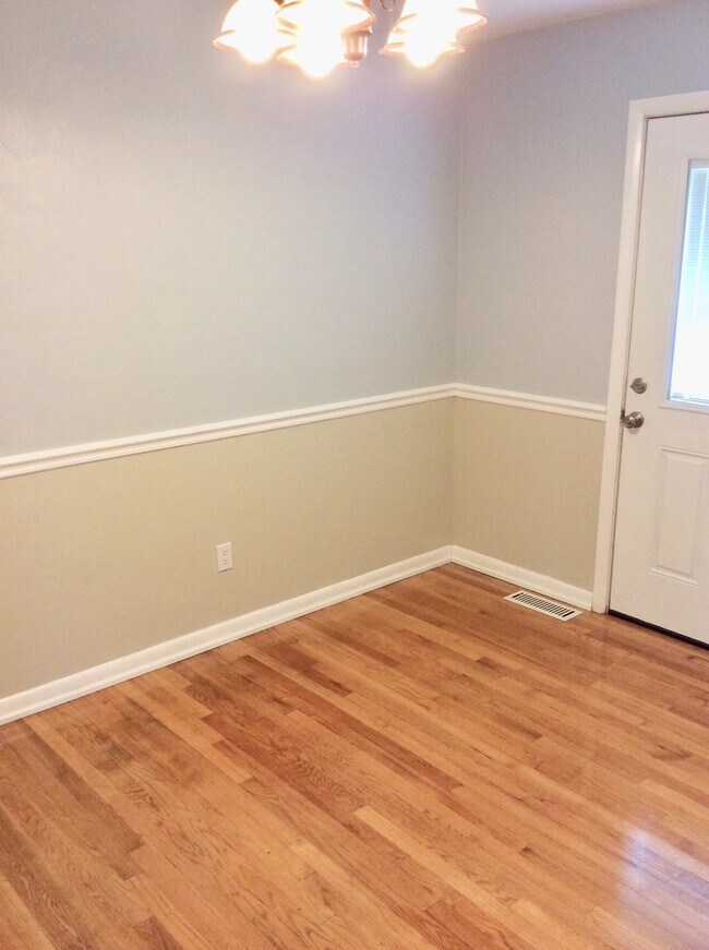 Building Photo - MAJOR PRICE DROP!!! 4 Bed ~10 Min from LAN...
