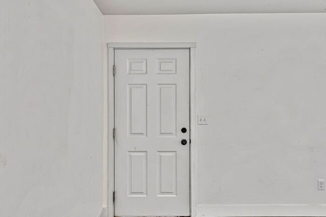 Building Photo - 2-Bedroom Retreat Near the City Edge