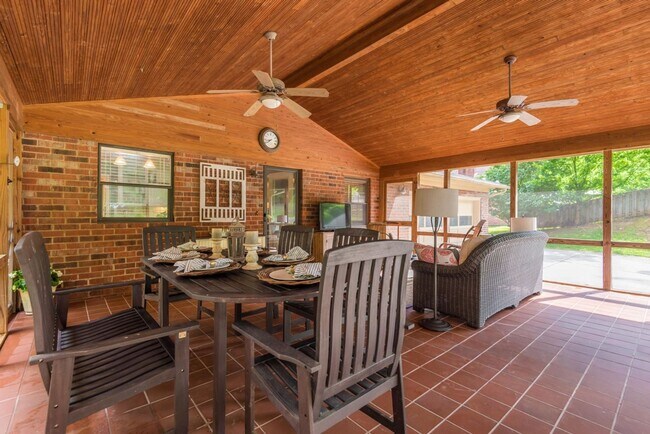 Foto del edificio - 4BR/ 3BA in West Hills + TWO 2-car garages, screened patio, fenced backyard