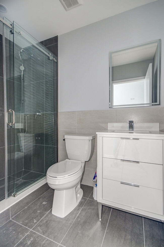 Building Photo - 453 Dundas St W