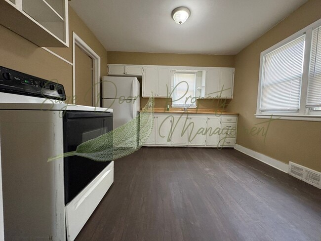 Building Photo - INDEPENDENCE DUPLEX!!!