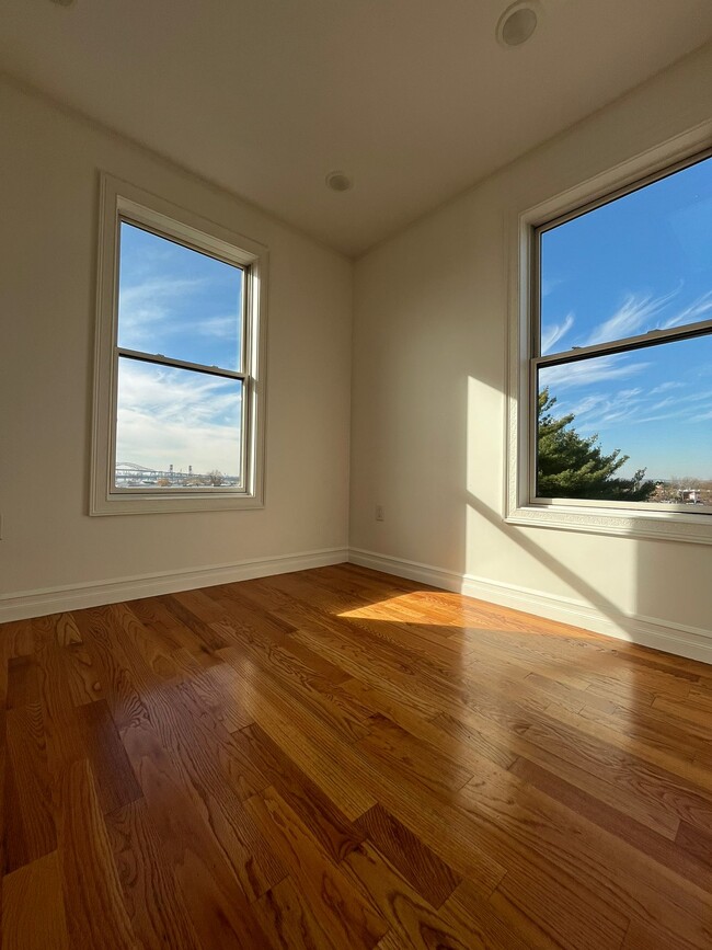 Foto del edificio - 373 Danforth Ave