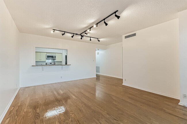 Building Photo - 14 Greenway Plz