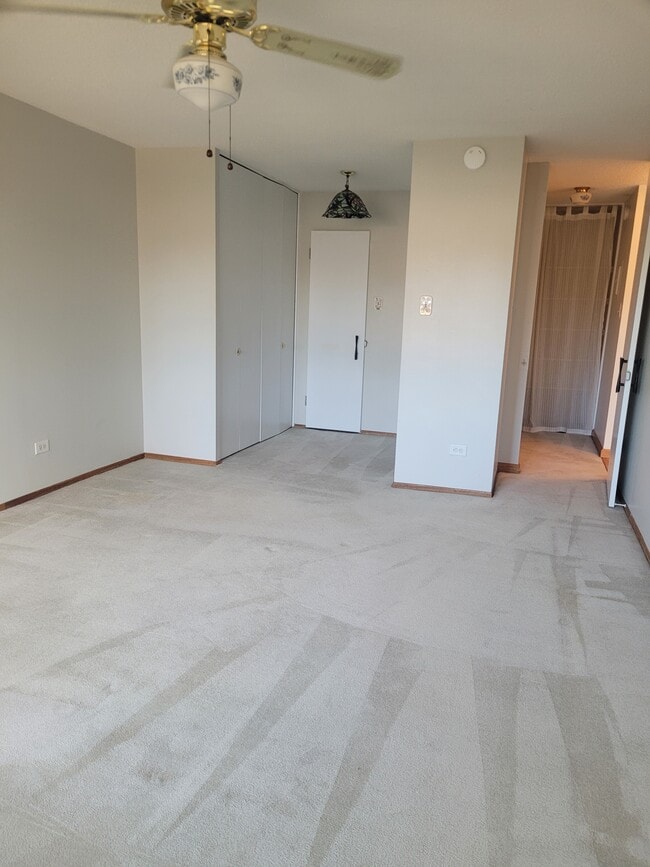 Dormitorio con 2 armarios grandes - 755 S Alton Way