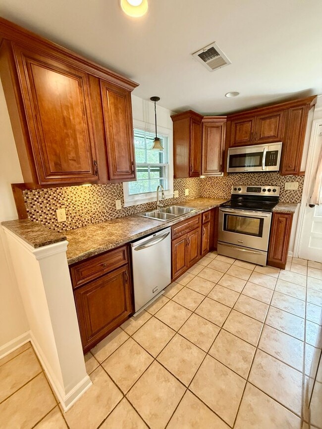 Building Photo - HUGE 4 Bedroom 2.5 Bath Donelson Ranch Cha...