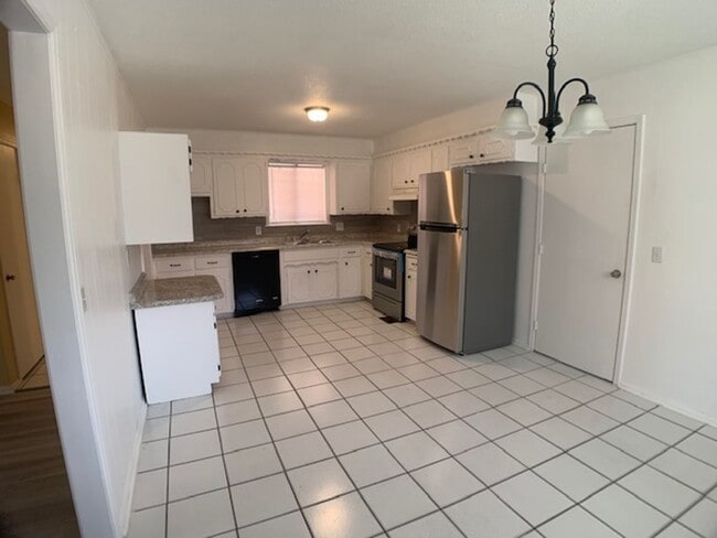 Building Photo - 3 Bedroom Northwest OKC!