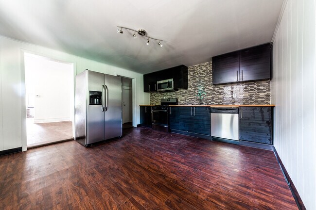 Building Photo - AVAILABLE JUNE - Gorgeous 5 Bedroom Home N...