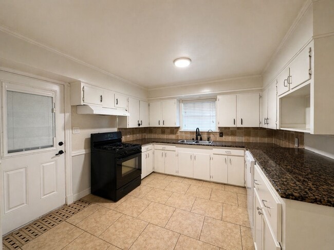 Foto del edificio - 6859 Roxbury Rd