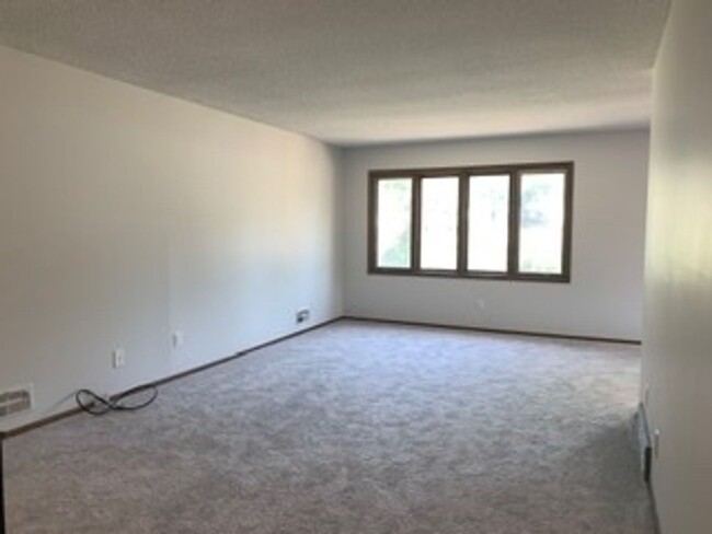 Foto del edificio - 4bd 2ba 2car garage nice NE Minneapolis ne...