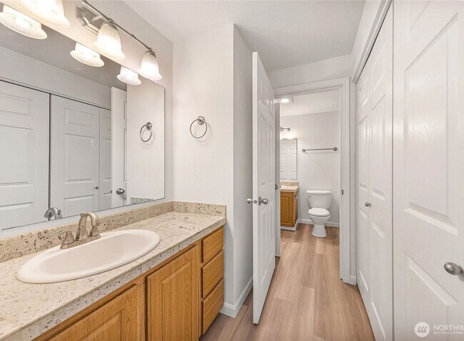 Foto del edificio - Modern First-Floor 1BR Condo | Near Totem Lake, Juanita Beach & Major Tech Employers