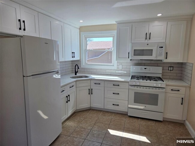 Building Photo - 14 Chestnut St