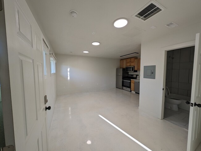 Building Photo - 5855 S View Rd
