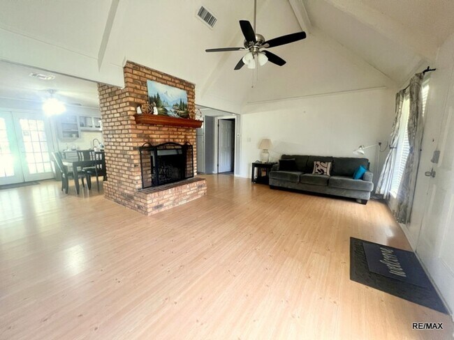 Building Photo - FURNISHED BRICK HOME ON CORNER LOT~