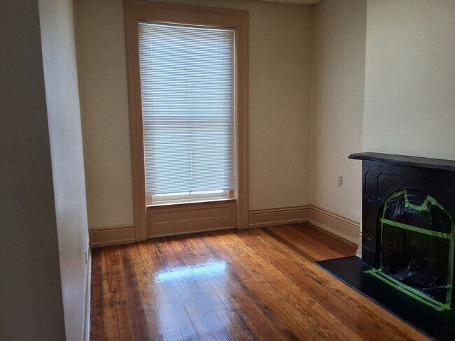 Building Photo - 204 N Mulberry St