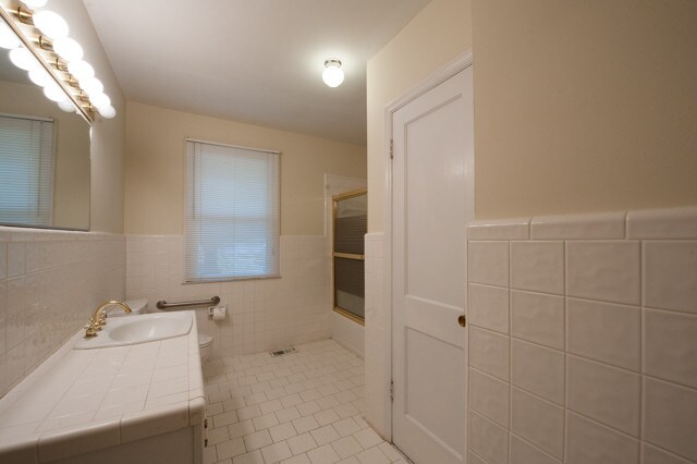 Building Photo - 1828 Bunting Dr